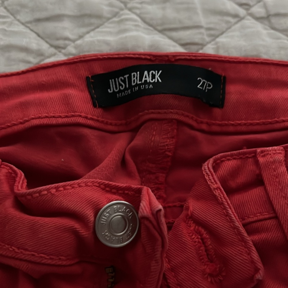 Red capris - Picture 2 of 2